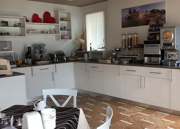 Casa Marinella מלון מאלצ'סינה