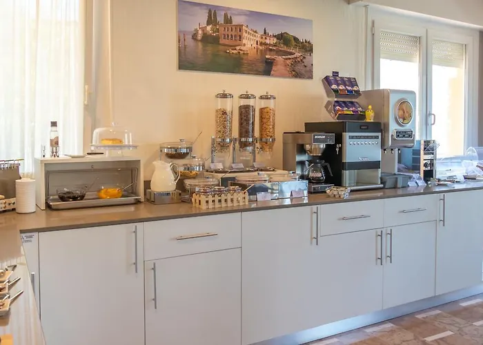 马里内拉之家酒店 3* 马尔切西内